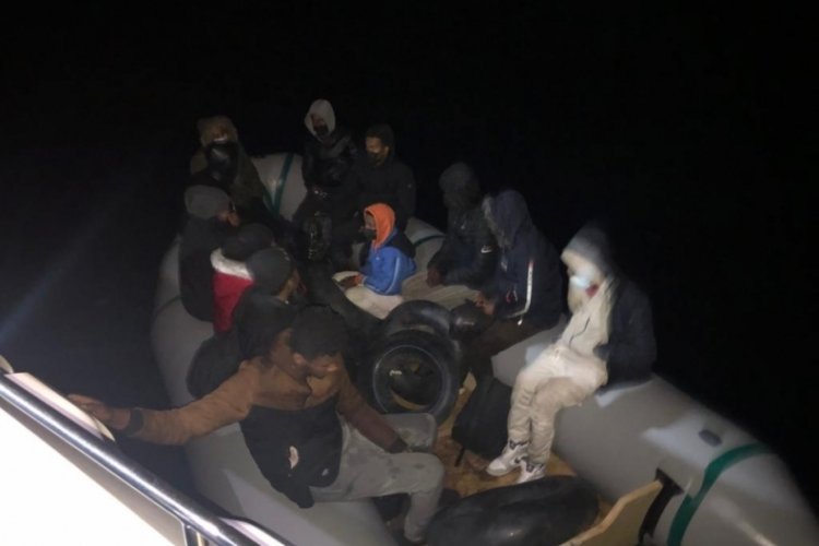 Ayvalık a&ccedil;ıklarında Yunanistan'ın ittiği 58 g&ouml;&ccedil;men kurtarıldı