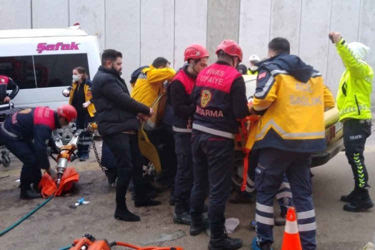 Sivas'ta otomobil ile iş&ccedil;i servisi &ccedil;arpıştı: 12 yaralı