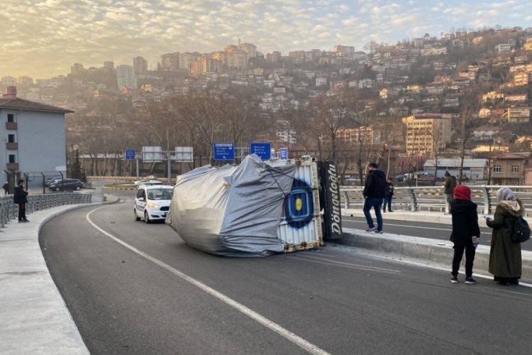Bariyerlere &ccedil;arpan kamyonet yan yattı
