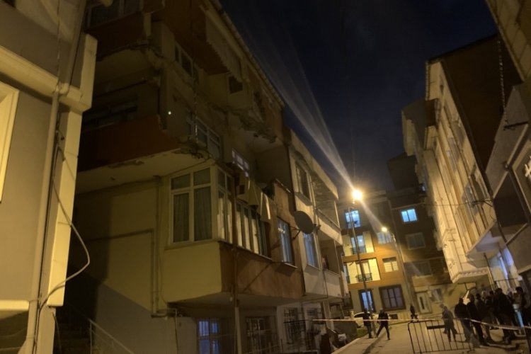İstanbul'da 3 katlı binanın balkonu &ccedil;&ouml;kt&uuml;
