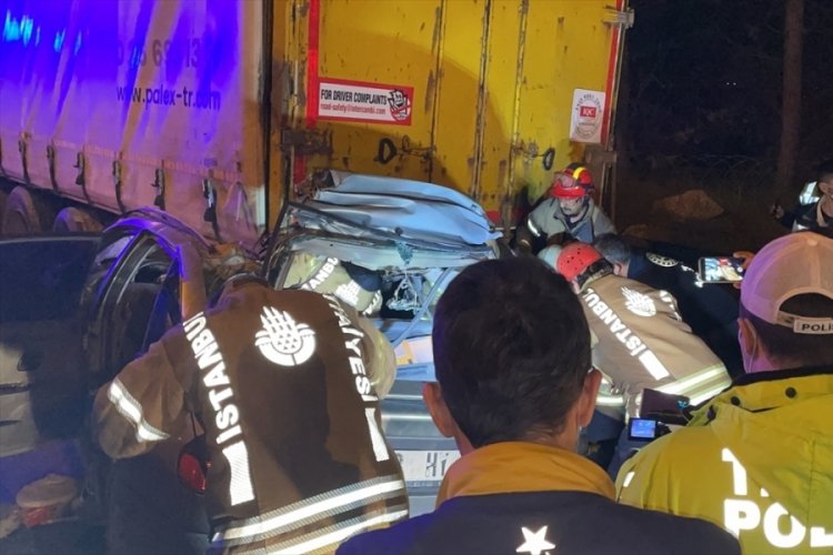 İstanbul'da feci kaza: 2 &ouml;l&uuml;, 3 yaralı