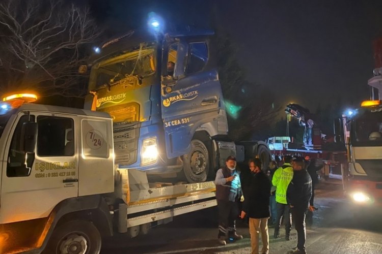 Kocaeli'de virajı alamayan tır devrildi: 1 yaralı