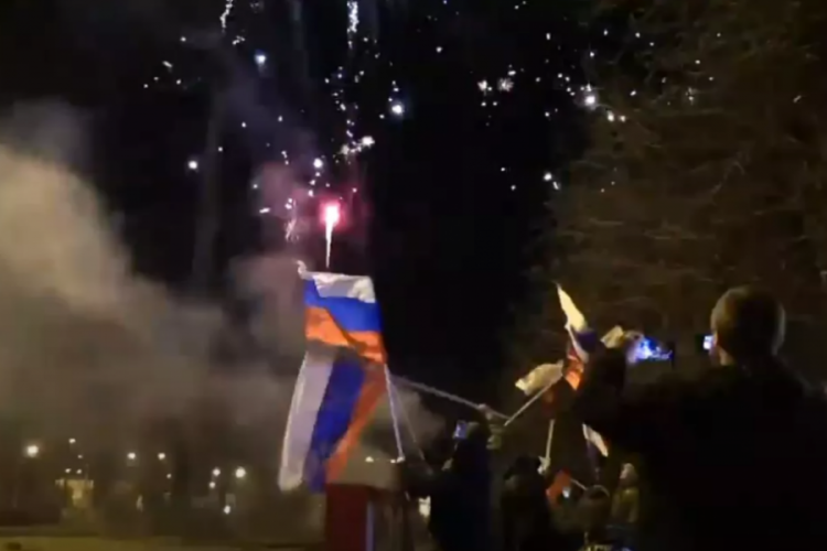 Putin'in kararının ardından Donbass'ta havai fişekli kutlama