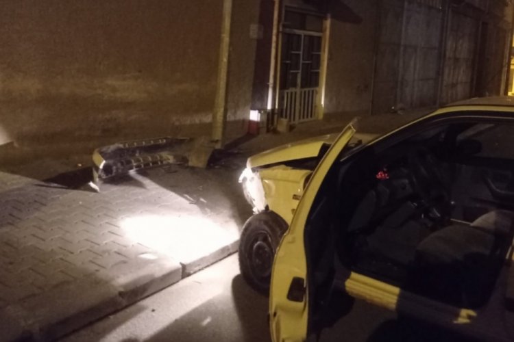 Hurdaya d&ouml;nen ara&ccedil;tan i&ccedil;ki şişesi &ccedil;ıktı, s&uuml;r&uuml;c&uuml; kayıplara karıştı
