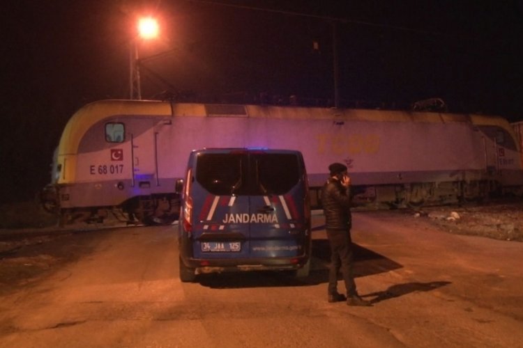 Kamyonetle y&uuml;k treni &ccedil;arpıştı