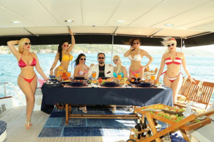 Adnan Oktar sanıkları 'dindar insanlarız' dedi, fotoğraflarla cevap verildi