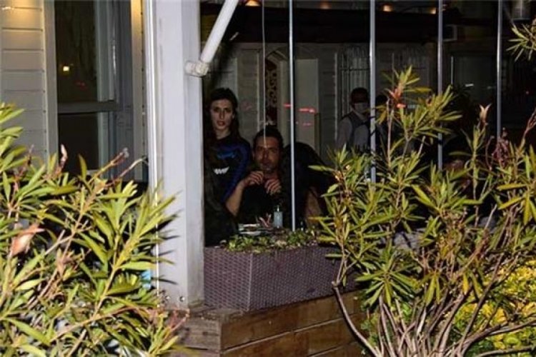 Yeni sevgilisiyle g&ouml;r&uuml;nt&uuml;lenen Keremcem, telefonda konuştuğu kişiye ateş p&uuml;sk&uuml;rd&uuml;