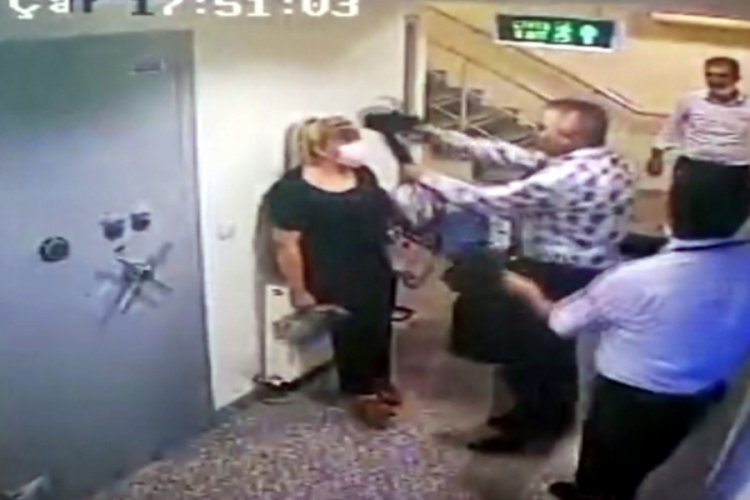 Başına silah dayadı, şaka yaptığını &ouml;ne s&uuml;rd&uuml;