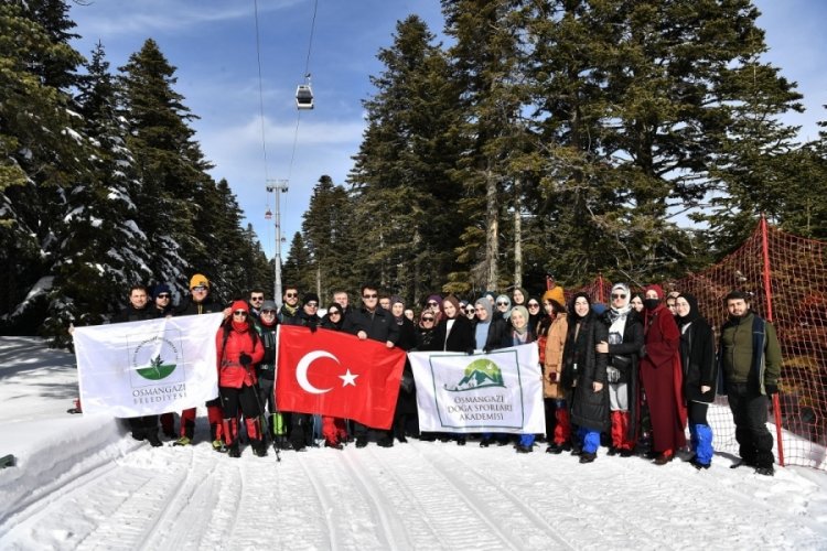 Bursa'da Başkan D&uuml;ndar, gen&ccedil;lerle doğa y&uuml;r&uuml;y&uuml;ş&uuml;ne &ccedil;ıktı