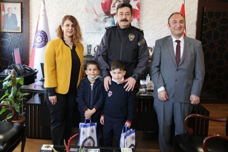 Afyonkarahisar'da minikler ilk mektuplarını 'M&uuml;d&uuml;r Amcalarına' yazdılar