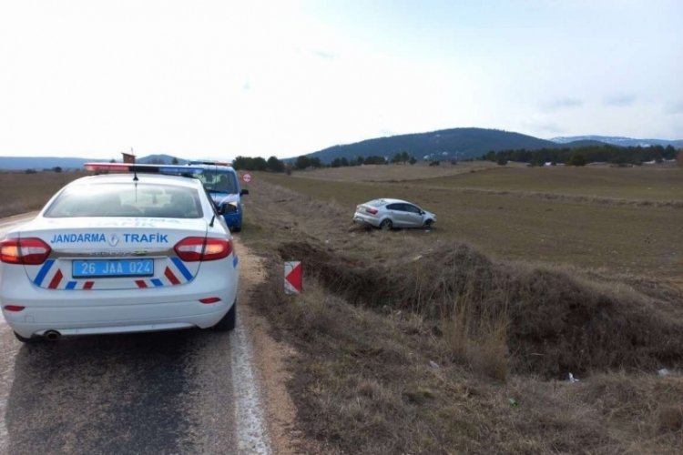 Yoldan &ccedil;ıkan ara&ccedil;taki 3 kişi &ouml;l&uuml;mden d&ouml;nd&uuml;