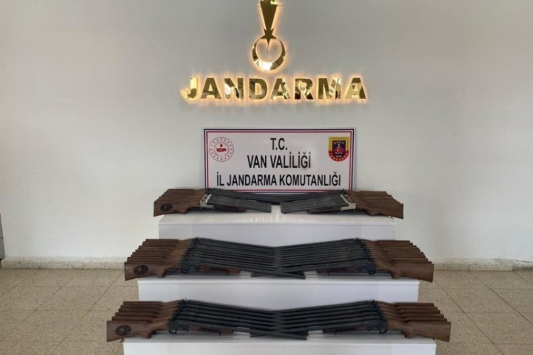 Van'da durdurulan ara&ccedil;ta onlarca av t&uuml;feği ele ge&ccedil;irildi
