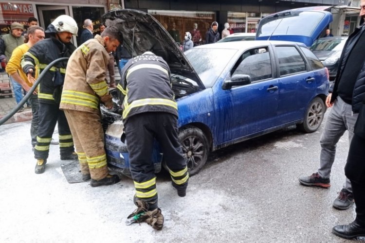 Seyir halindeki otomobil alev alev yandı