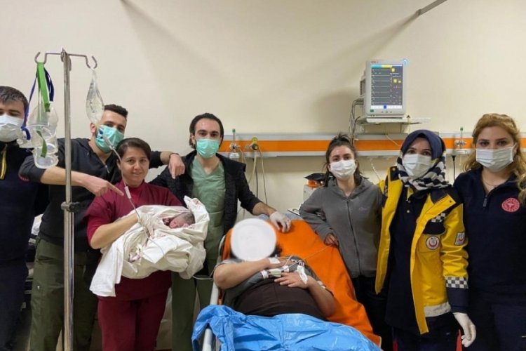 Sancıları artan hamile kadın acil serviste doğum yaptı