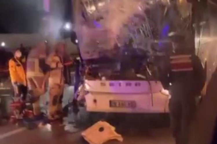 Bursa'da yol kapatan otob&uuml;s kazası: 20 kişi &ouml;l&uuml;mden d&ouml;nd&uuml;!