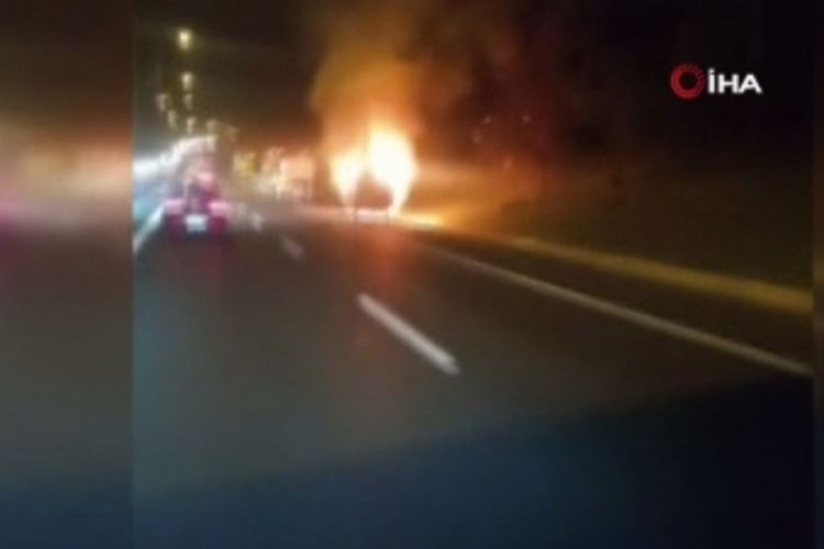 TEM Otoyolu'nda ticari ara&ccedil; alev alev yandı