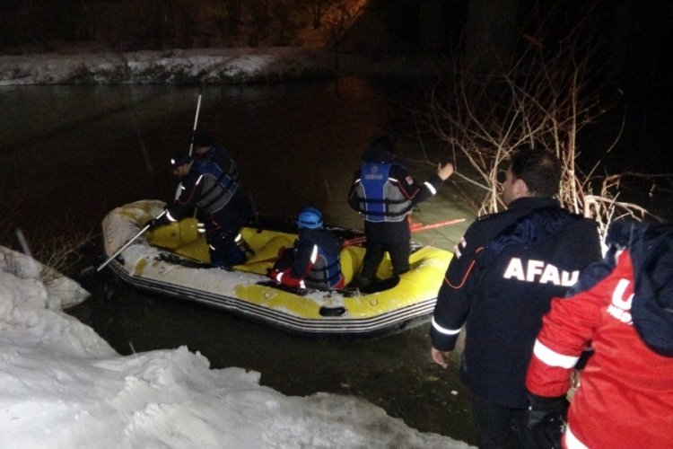 Muş'ta Karasu Nehri'ne d&uuml;şen gen&ccedil; kız aranıyor