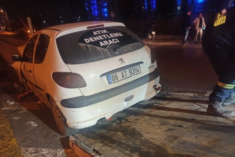 Ankara'da otomobil orta ref&uuml;je &ccedil;arptı