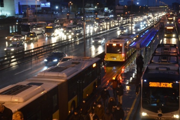 İstanbul'da yağmur y&uuml;z&uuml;nden trafik oluştu
