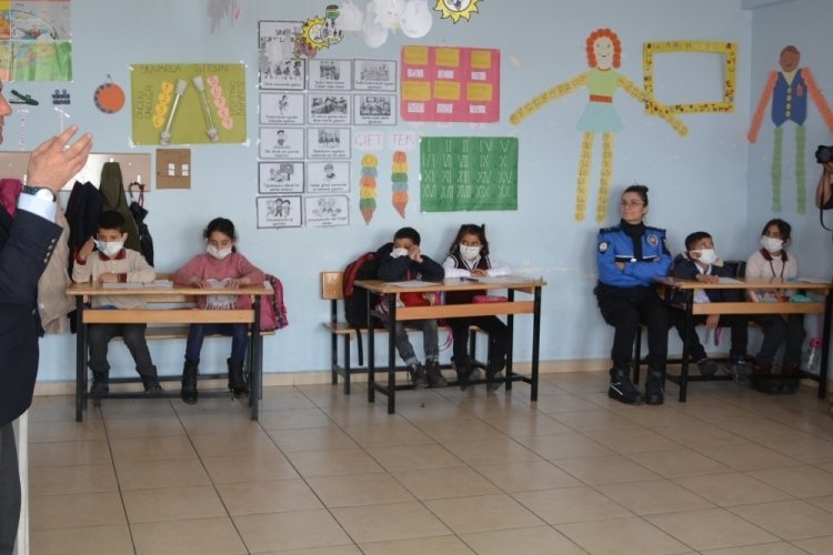 Hakkari polisi &ouml;ğrencilere kitap ve kırtasiye malzemesi verdi