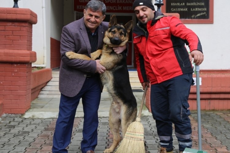 Temizlik iş&ccedil;isi ile k&ouml;peğin kıskandıran dostluğu