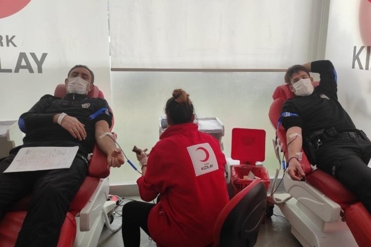 Polisler azalan kan stokları i&ccedil;in bağışı yaptı