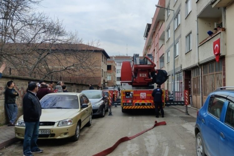 Bursa'da apartmanın &ccedil;atı katı alevlere teslim oldu