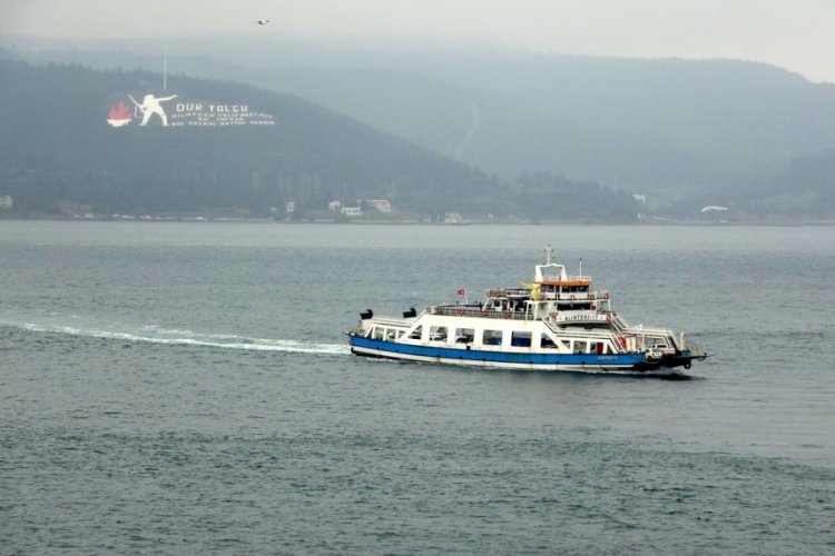 &Ccedil;anakkale Bozcaada'da feribot seferlerine 'fırtına' engeli