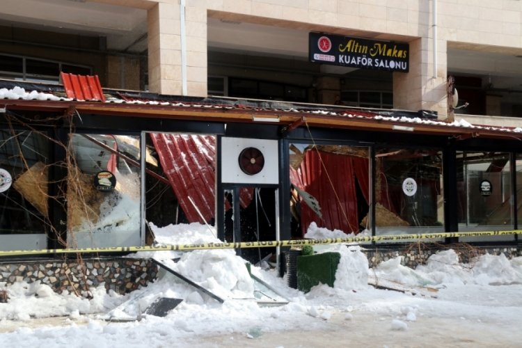 Bitlis'te &ccedil;atıda biriken kar, kafeteryanın &uuml;zerine d&uuml;şt&uuml;