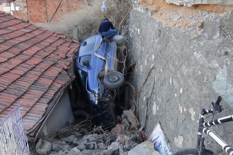 Tokat'ta fren yerine gaza basınca, istinat duvarından d&uuml;şt&uuml;