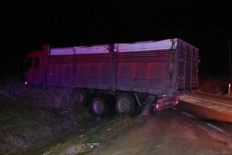 Uşak'ta, kamyonla &ccedil;arpışan otomobilin s&uuml;r&uuml;c&uuml;s&uuml; &ouml;ld&uuml;