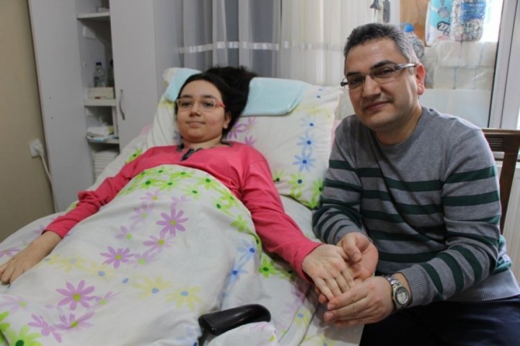Yatağa mahkum olan İrem'e 3 yıldır babası bakıyor