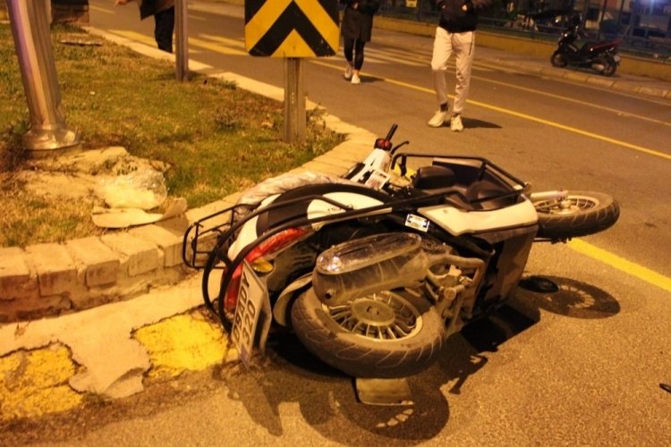 Motosiklete &ccedil;arpıp ka&ccedil;tı: 2 yaralı