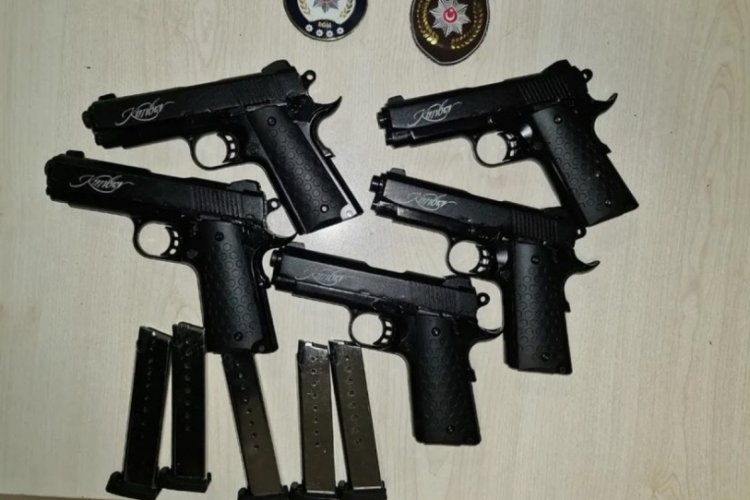 İzmir'de bek&ccedil;ilerin ihtarına uymayan kişiden 5 tabanca &ccedil;ıktı