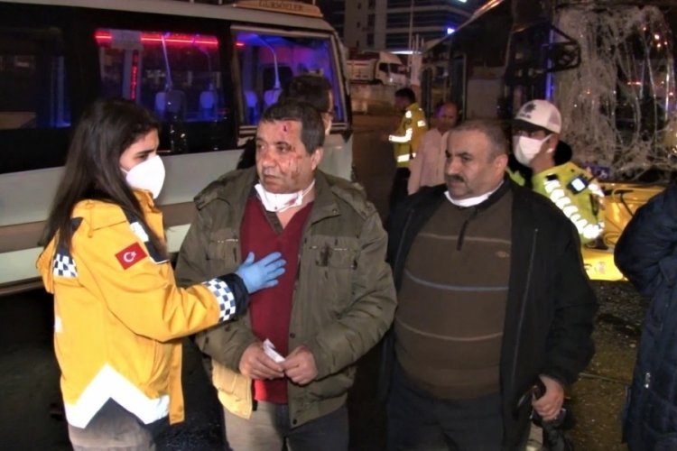 İETT otob&uuml;s&uuml; minib&uuml;se &ccedil;arptı: 5 yaralı