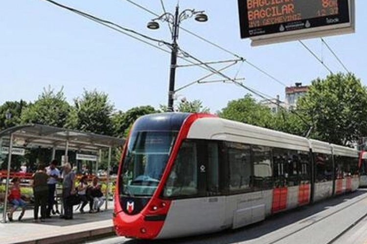 Tramvay i&ccedil;inde tekme tokat kavga