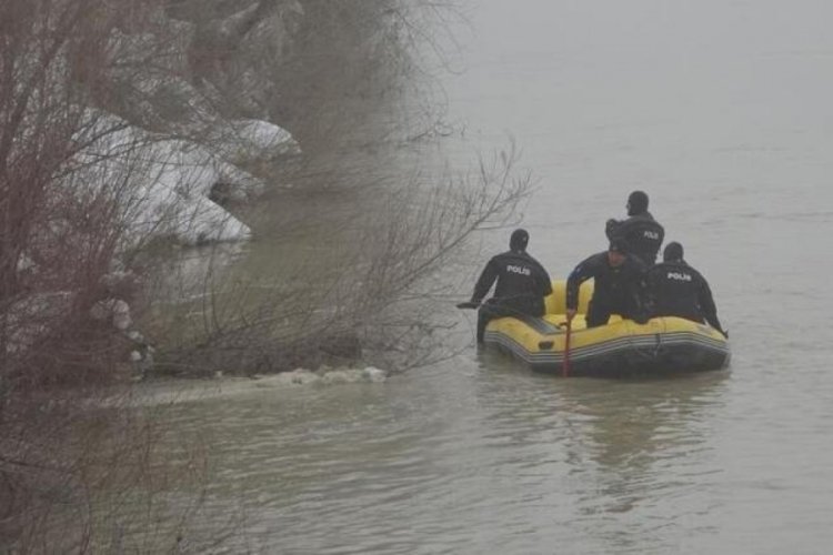 Karasu Nehri'ne d&uuml;şen şahsın arama &ccedil;alışması devam ediyor