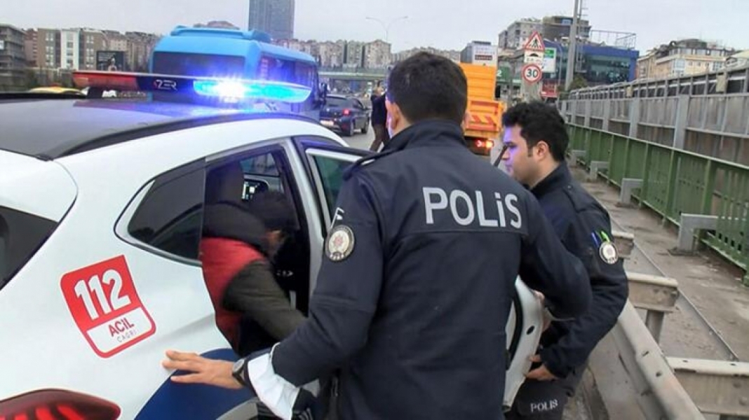 &Ccedil;ek &ccedil;ek arabasıyla elektrik panosu taşıdı, g&ouml;zaltına alındı