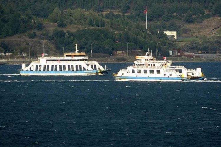 &Ccedil;anakkale'de feribot seferlerine fırtına engeli