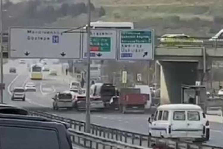 S&uuml;r&uuml;c&uuml;s&uuml;z kamyonet zincirleme kazaya neden oldu