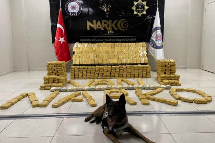 Van'da y&uuml;zlerce kilo eroini 'Magnum' ve 'Bobi' buldu
