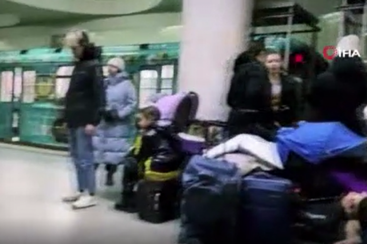 Ukrayna'da halk metro istasyonuna sığındı