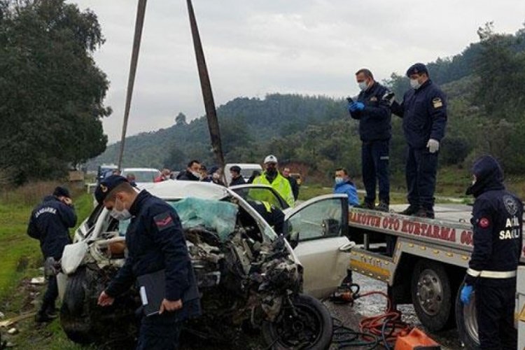 Muğla'da aracıyla TIR'ın dorsesine &ccedil;arptı, yaşamını yitirdi