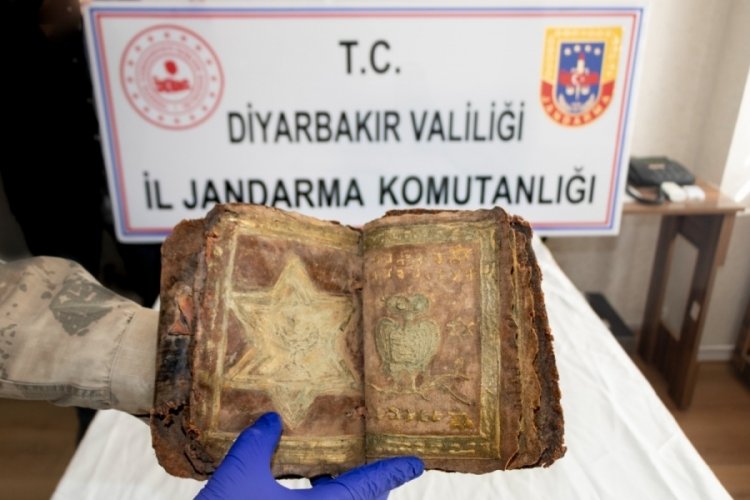 Diyarbakır'da İbranice el yazmasını satmak isterken yakalandılar