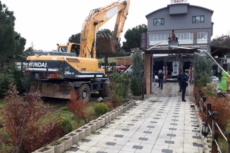 Bursa'da ka&ccedil;ak yapılar bir bir yıkılıyor