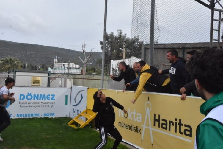 Trib&uuml;nden inip ortalığı birbirine kattı