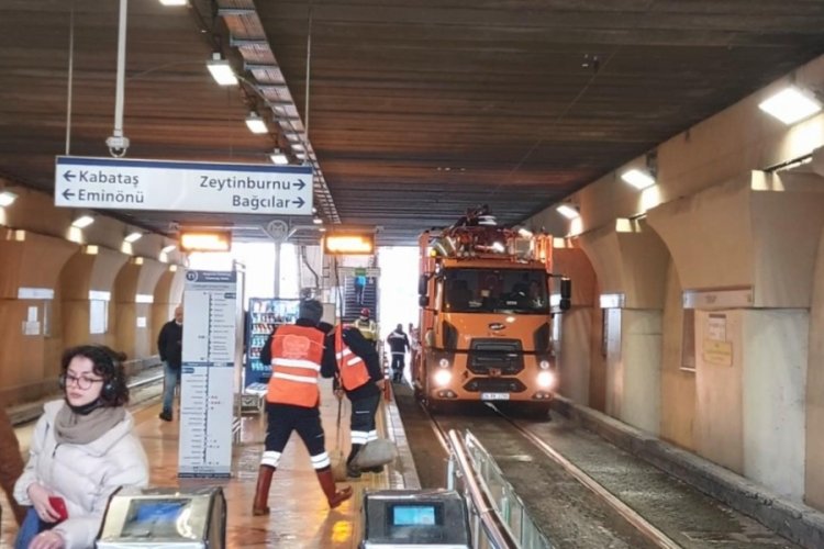İstanbul'da tramvay yoluna giren &ccedil;ekici enerji hatlarını kopardı
