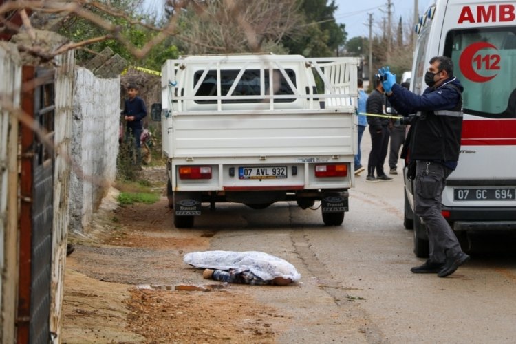 Antalya'da husumet kanlı bitti: Baba &ouml;ld&uuml;r&uuml;ld&uuml;, oğlu yaralandı