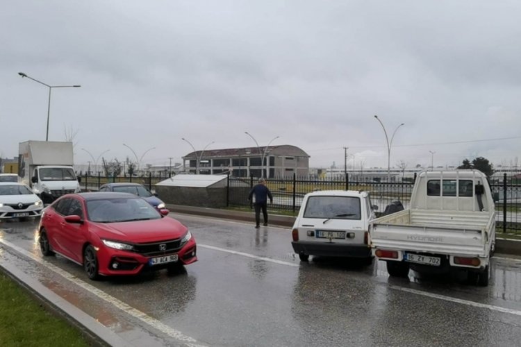 Bursa'da kamyonet ile otomobil &ccedil;arpıştı