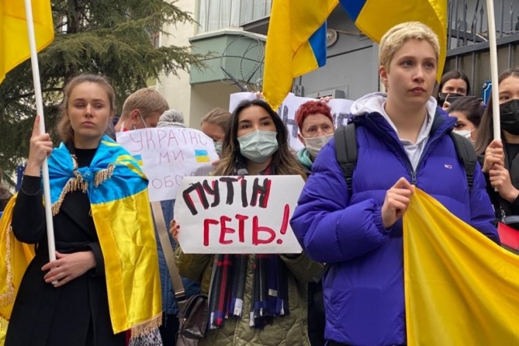 T&uuml;rkiye'de yaşayan Ukraynalılar, Rusya'yı protesto etti: Putin Ukrayna'dan git